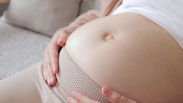 Closeup Gravid Kvinde Bare Mave Med Mødre Hænder Banke Fosteret – Stock-video