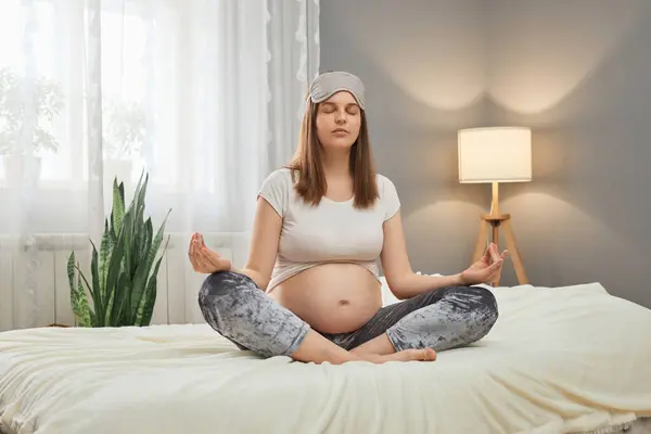 Caucasian Brown Haired Pregnant Woman Meditating While Sitting Bed Lotus — Stock Photo, Image