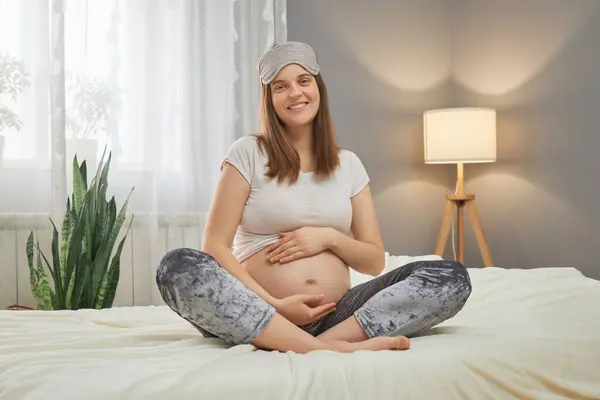 Attractive Smiling Cheerful Caucasian Pregnant Woman Sitting Bed Holding Her — Stock Photo, Image