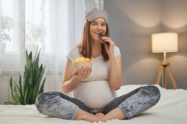 Hamil Tersenyum Bahagia Wanita Duduk Tempat Tidur Makan Junk Food — Stok Foto