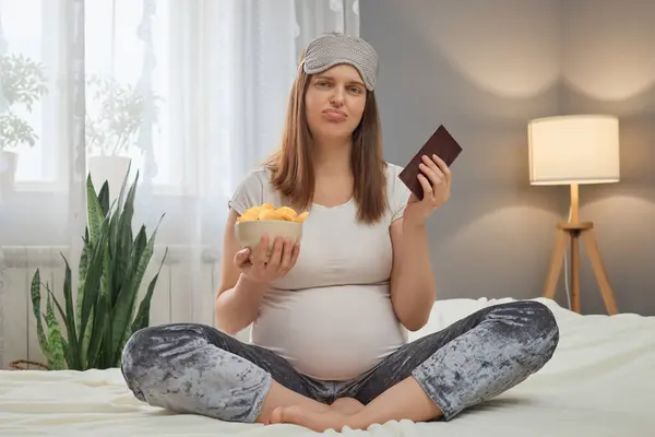 Young Adult Caucasian Pregnant Disappointed Woman Sitting Bed Holding Unhealthy — Stock Photo, Image