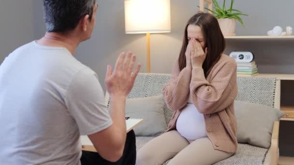 Llorando Mujer Embarazada Caucásica Hablando Con Terapeuta Mientras Está Sentado — Vídeos de Stock