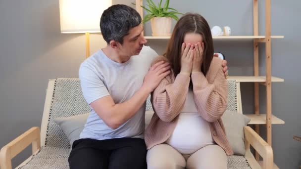 Zadowolona Para Podczas Sesji Terapeutycznej Profesjonalnym Specjalistą Kochającym Męża Próbuje — Wideo stockowe