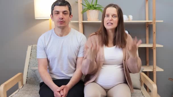 Orientación Profesional Psicología Irritada Joven Embarazada Quejándose Marido Familia Necesita — Vídeos de Stock
