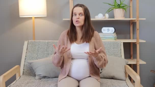 Nieszczęśliwa Smutna Biała Kobieta Ciąży Mająca Problemy Psychiczne Podczas Ciąży — Wideo stockowe