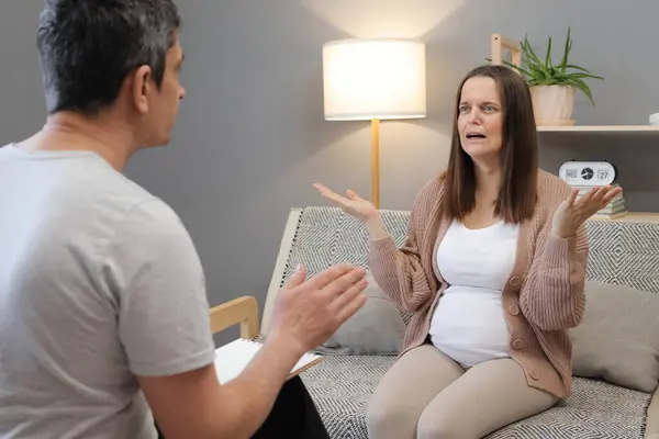 Paciente Embarazada Disgustada Hablando Con Especialista Profesional Con Expresión Llanto Imagen De Stock