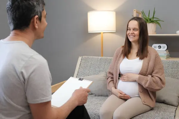 Sonriente Alegre Morena Embarazada Sesión Terapia Hablando Con Psicólogo Sentado Imágenes De Stock Sin Royalties Gratis