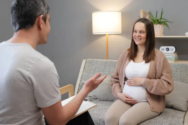 Mujer Embarazada Joven Consulta Con Psicólogo Profesional Escucha Consejos Sobre Fotos De Stock Sin Royalties Gratis