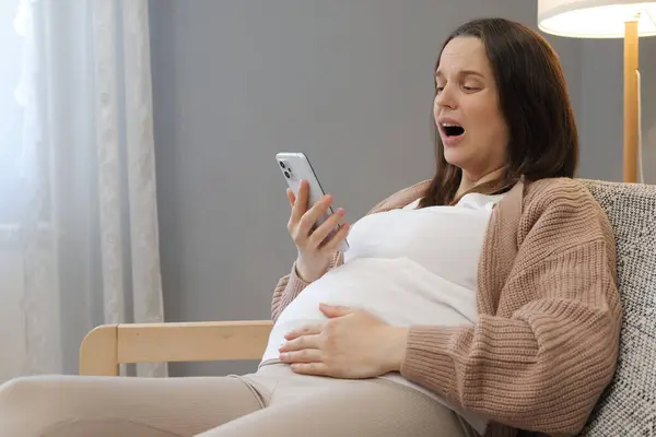 Impresionada Mujer Embarazada Asustada Parto Llamando Hospital Gritando Fuerte Dolor Imagen De Stock