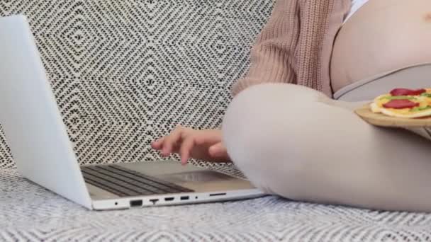 Неузнаваемая Беременная Женщина Сидящая Диване Используя Ноутбук Печатающий Клавиатуре Наслаждаясь — стоковое видео