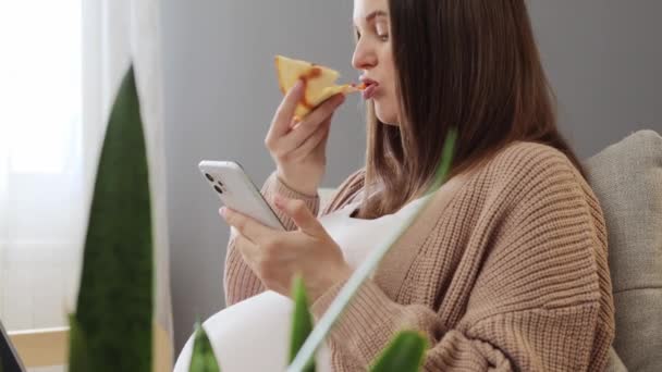 Mooie Volwassen Zwangere Vrouw Eten Pizza Het Gebruik Van Mobiele — Stockvideo