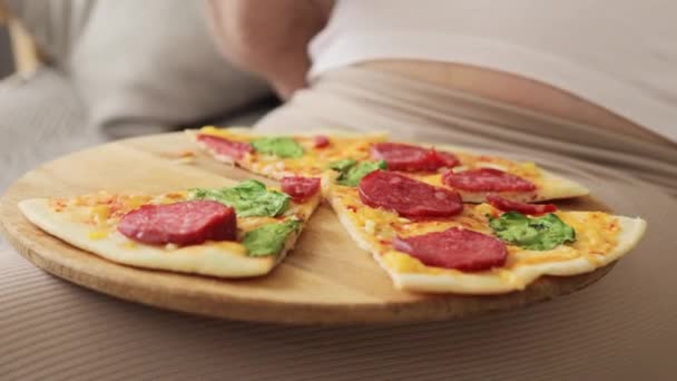Неузнаваемая Беременная Женщина Берет Кусочек Итальянской Пиццы Обедает Нездоровой Едой — стоковое видео