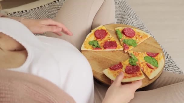 Oigenkännlig Okänd Gravid Ung Kvinna Njuter Pizza Bita Välsmakande Skiva — Stockvideo