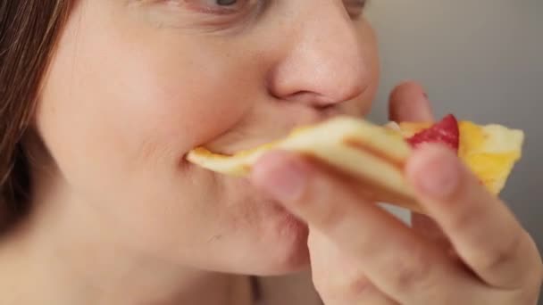 不健康的营养欺骗怀孕期间的食物 意大利匹萨意大利匹萨 怀孕的年轻女子享用匹萨 咬一口美味的垃圾食品 — 图库视频影像