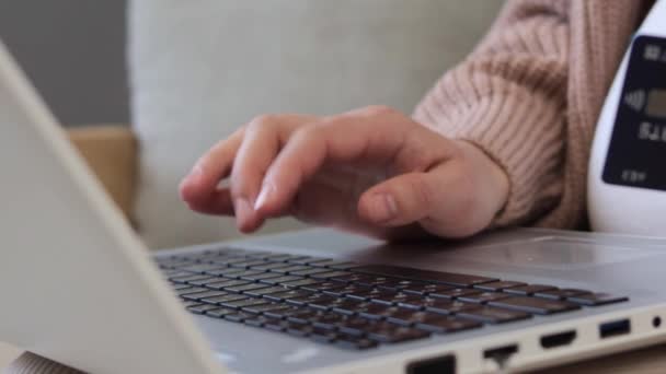 使用笔记本电脑上网购物为孕妇购买衣服的未知孕妇用键盘打字付款 — 图库视频影像