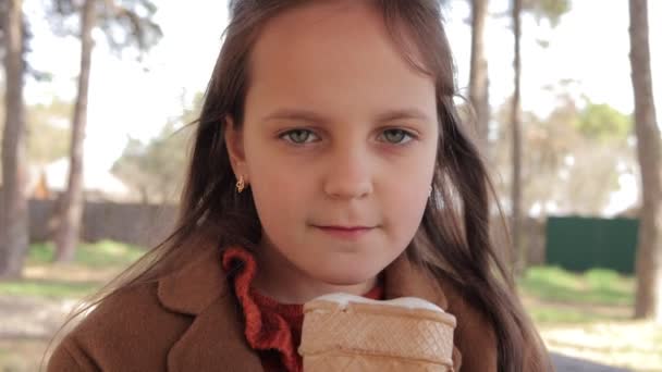 Brown Berambut Lucu Anak Makan Krim Selama Musim Semi Menikmati — Stok Video