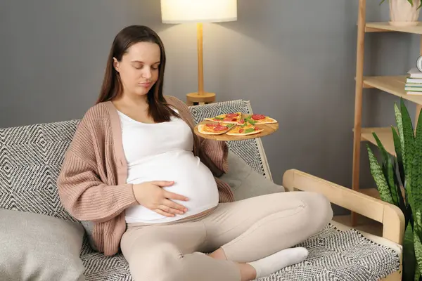 Mujer Embarazada Disgustada Comiendo Pizza Sola Casa Sentada Sofá Sala Fotos De Stock Sin Royalties Gratis