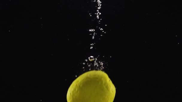 Limone Fresco Che Cade Profondamente Sott Acqua Con Grandi Spruzzi — Video Stock