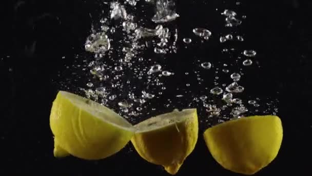 Mezze Limoni Cadere Cadere Acqua Limpida Con Bolle Sullo Sfondo — Video Stock