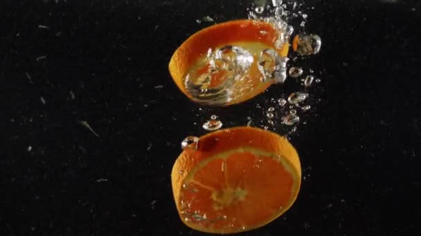 Frische Orangenscheiben Fallen Tief Unter Wasser Mit Großem Spritzer Isoliert — Stockvideo