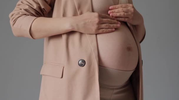 Modna Ciężarna Kobieta Prezentuje Swój Odsłonięty Brzuch Ozdobiony Elegancką Beżową — Wideo stockowe