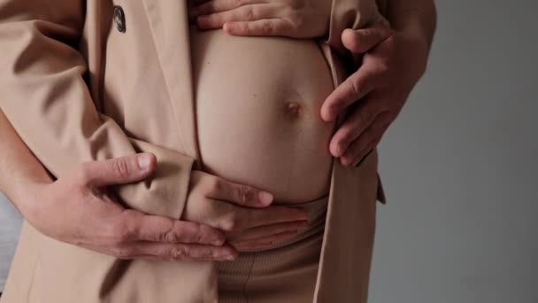 Неизвестная Беременная Пара Трогает Живот Женщины Наслаждаясь Счастливыми Моментами Беременности — стоковое видео