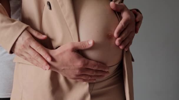 Άγνωστο Έγκυο Ζευγάρι Που Αγγίζει Στοργικά Την Κοιλιά Της Γυναίκας — Αρχείο Βίντεο