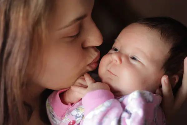 Wanita Cantik Menggendong Bayi Yang Baru Lahir Dalam Pelukannya Mencium Stok Foto Bebas Royalti