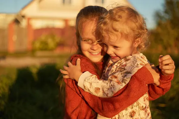 Retrato Soleado Pequeñas Hermanas Encantadoras Lindas Abrazándose Mientras Caminan Hermanos Imágenes De Stock Sin Royalties Gratis