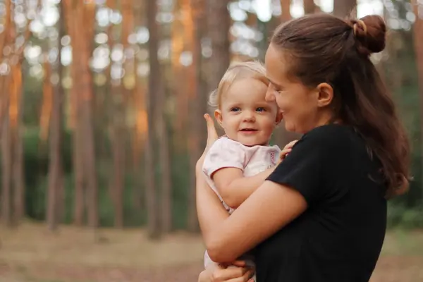 Ibu Muda Yang Bergaya Mengenakan Kaos Hitam Berdiri Hutan Dengan Stok Gambar Bebas Royalti