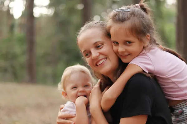 Ibu Yang Bahagia Dan Putri Putri Kecil Yang Lucu Menghabiskan Stok Foto