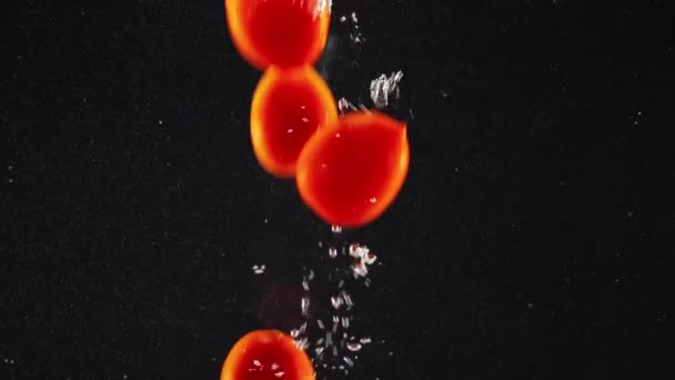 Ώριμες Ντομάτες Που Πέφτουν Στο Νερό Πιτσιλιές Και Φυσαλίδες Που — Αρχείο Βίντεο
