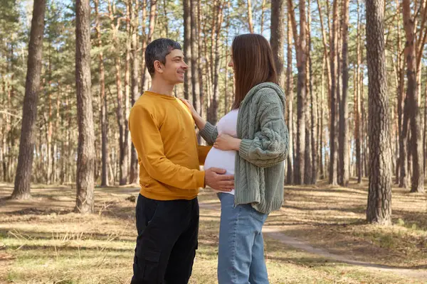 Vrolijk Zwanger Echtpaar Man Zijn Vrouw Rusten Het Voorjaar Bos Stockfoto