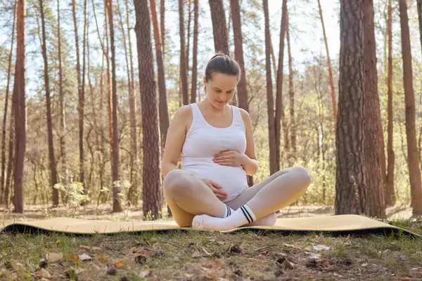 Verwacht Moederlijke Zwangerschapsrust Ontspannende Tevreden Blij Blanke Zwangere Vrouw Doet Rechtenvrije Stockfoto's
