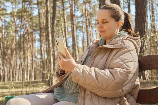 Mujer Cabello Castaño Con Cola Caballo Mensajes Texto Teléfono Inteligente Fotos De Stock