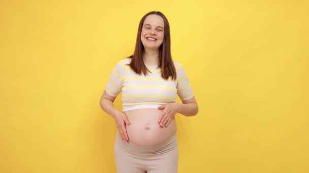 Lächelnde Kaukasische Schwangere Frau Mit Nacktem Bauch Trägt Lässiges Oberteil — Stockvideo