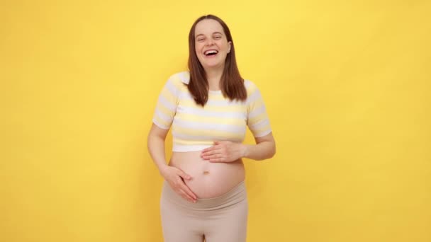Glücklich Optimistisch Positive Kaukasische Schwangere Frau Mit Nacktem Bauch Trägt — Stockvideo