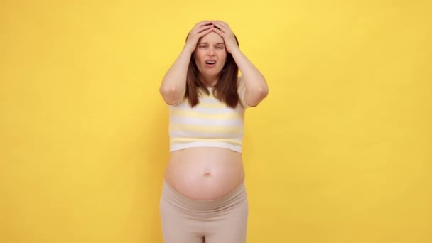 Wstrząśnięta Biała Kobieta Ciąży Gołym Brzuchem Nosząca Luźną Bluzkę Odizolowaną — Wideo stockowe