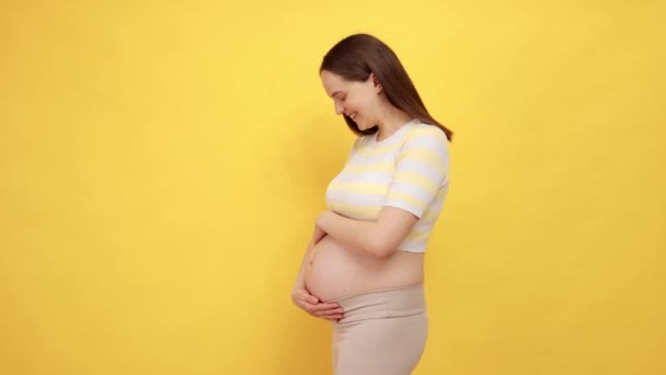 Seitenansicht Der Lächelnden Kaukasischen Schwangeren Frau Mit Nacktem Bauch Die — Stockvideo