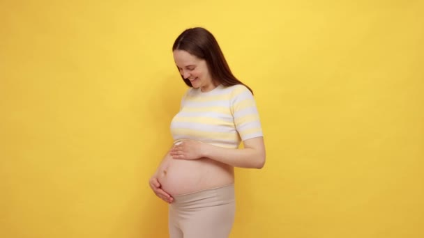 Entzückte Braunhaarige Kaukasische Schwangere Frau Mit Nacktem Bauch Trägt Lässiges — Stockvideo