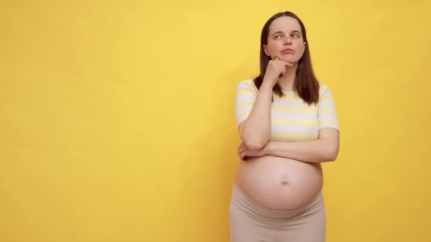 Pensieve Blanke Zwangere Vrouw Met Blote Buik Dragen Casual Top — Stockvideo