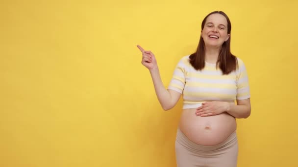 Mooie Vrolijke Blanke Zwangere Vrouw Met Blote Buik Dragen Casual — Stockvideo