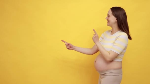 Profil Tańczącej Białej Kobiety Ciąży Gołym Brzuchem Ubranej Luźny Top — Wideo stockowe