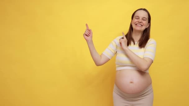 Tevreden Dolblij Blanke Zwangere Vrouw Met Blote Buik Dragen Casual — Stockvideo
