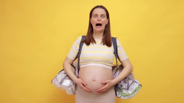 Zszokowany Przestraszony Biały Kobieta Ciąży Gołym Brzuchem Noszenie Casual Top — Wideo stockowe