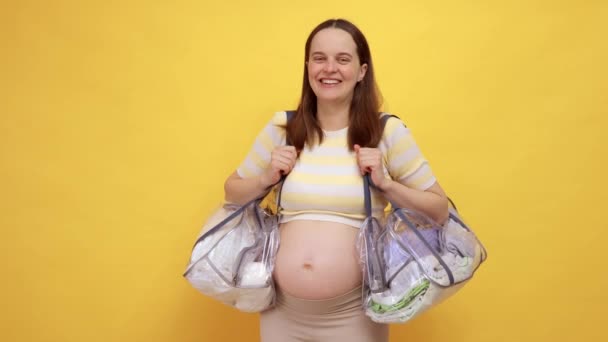 Zadowolona Radosna Biała Kobieta Ciąży Gołym Brzuchem Nosząca Luźne Torebeczki — Wideo stockowe