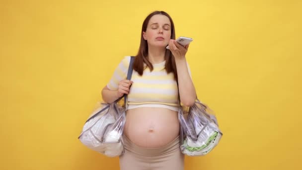 Zaniepokojona Biała Kobieta Ciąży Gołym Brzuchem Nosząca Luźną Bluzkę Odizolowaną — Wideo stockowe