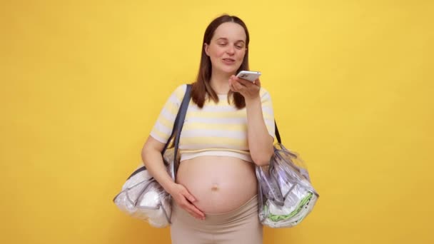Piękna Biała Kobieta Ciąży Gołym Brzuchem Nosząca Luźne Torebeczki Szpitala — Wideo stockowe
