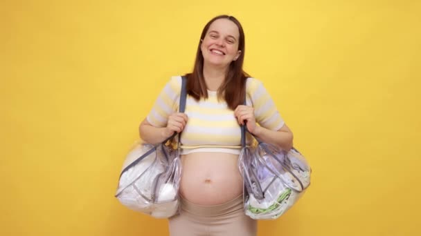 Całkiem Zadowolony Biały Kobieta Ciąży Gołym Brzuchem Noszenie Casual Top — Wideo stockowe