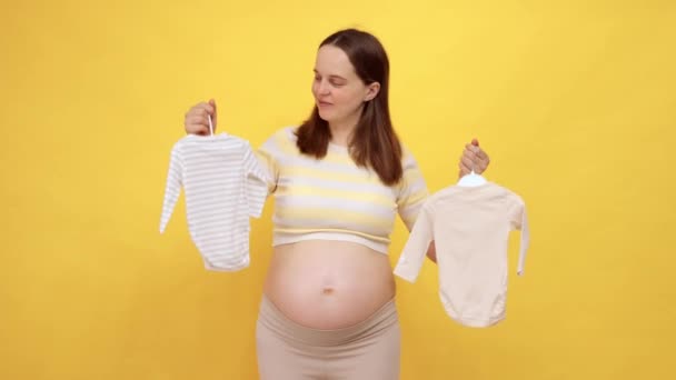 Wesoły Biały Kobieta Ciąży Gołym Brzuchem Noszenie Casual Top Izolowane — Wideo stockowe